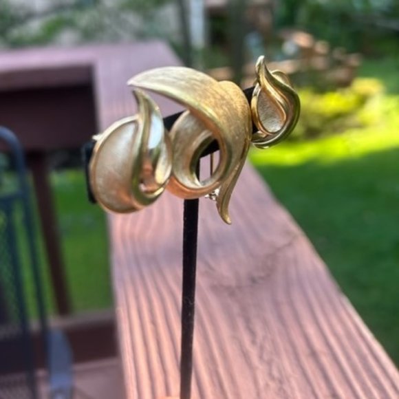 VTG Crown TRIFARI Brushed Gold Earrings and Brooch SET - Picture 6 of 7